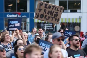 Pessoas se reúnem na Union Square após a Suprema Corte dos EUA confirmar uma lei do Tennessee que proíbe certos tipos de atendimento médico para jovens transgêneros na cidade de Nova York, EUA, em 18 de junho de 2025