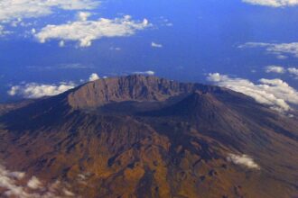 Foto aérea da Ilha do Fogo, em Cabo Verde, tirada da cabine do piloto de um Airbus.