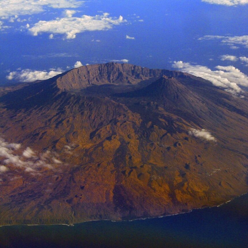 Foto aérea da Ilha do Fogo, em Cabo Verde, tirada da cabine do piloto de um Airbus.