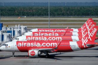 Aeronaves da AirAsia estacionadas no Aeroporto Internacional de Kuala Lumpur