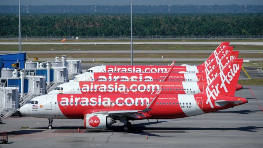Aeronaves da AirAsia estacionadas no Aeroporto Internacional de Kuala Lumpur