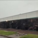 Caminhões de 2 toneladas tombam durante temporal no RS; casal dormia em um deles