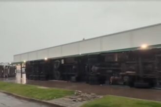 Caminhões de 2 toneladas tombam durante temporal no RS; casal dormia em um deles