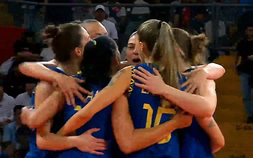 Ana Cristina durante jogo do Brasil no Sul-Americano de vôlei