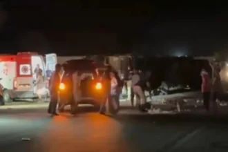 Batida entre ônibus e carreta deixa 6 mortos e feridos na BR-116, em MG