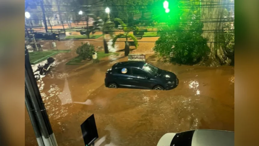 Temporal alaga ruas e deixa cidades cobertas de granizo em MG