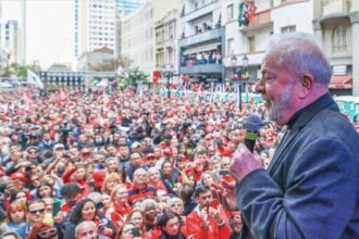 Lula em comício em Curitiba