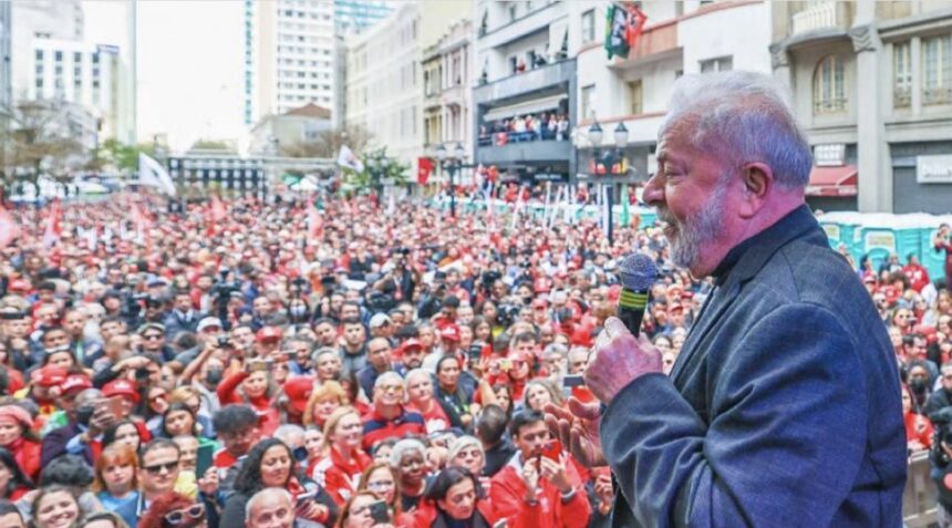 Lula em comício em Curitiba