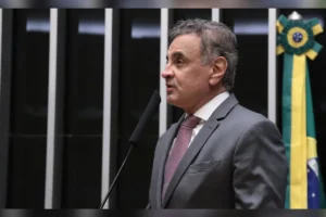 Sarney pede votos para Aécio em Minas