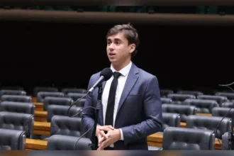 Deputado Nikolas Ferreira durante sessão na Câmara