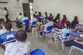 Brasília (DF), 25/06/2026 – Alunos do ensino médio do CED 16, na Ceilândia, aproveitam o segundo semestre letivo para intensificar a preparação em sala de aula visando o Exame Nacional do Ensino Médio (Enem), vestibulares, Programa de Avaliação Seriada (PAS/UnB) e outros processos seletivos de ingresso no ensino superior Foto: Rafa Neddermeyer/Agência Brasil