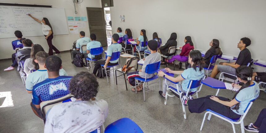 Brasília (DF), 25/06/2026 – Alunos do ensino médio do CED 16, na Ceilândia, aproveitam o segundo semestre letivo para intensificar a preparação em sala de aula visando o Exame Nacional do Ensino Médio (Enem), vestibulares, Programa de Avaliação Seriada (PAS/UnB) e outros processos seletivos de ingresso no ensino superior Foto: Rafa Neddermeyer/Agência Brasil
