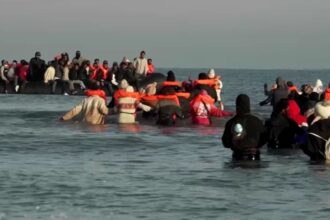 Três barcos transportando imigrantes partem do norte da França para a o Reino Unido