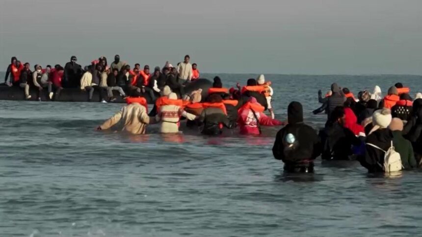 Três barcos transportando imigrantes partem do norte da França para a o Reino Unido