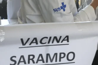 Vacina contra sarampo aplicada em criança