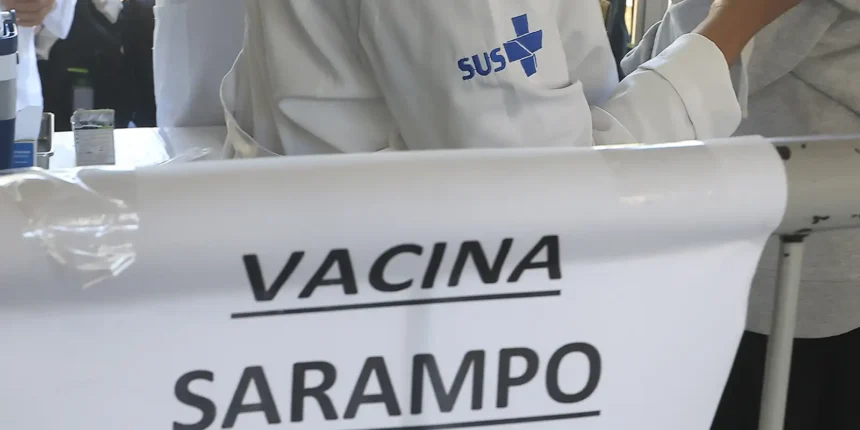 Vacina contra sarampo aplicada em criança