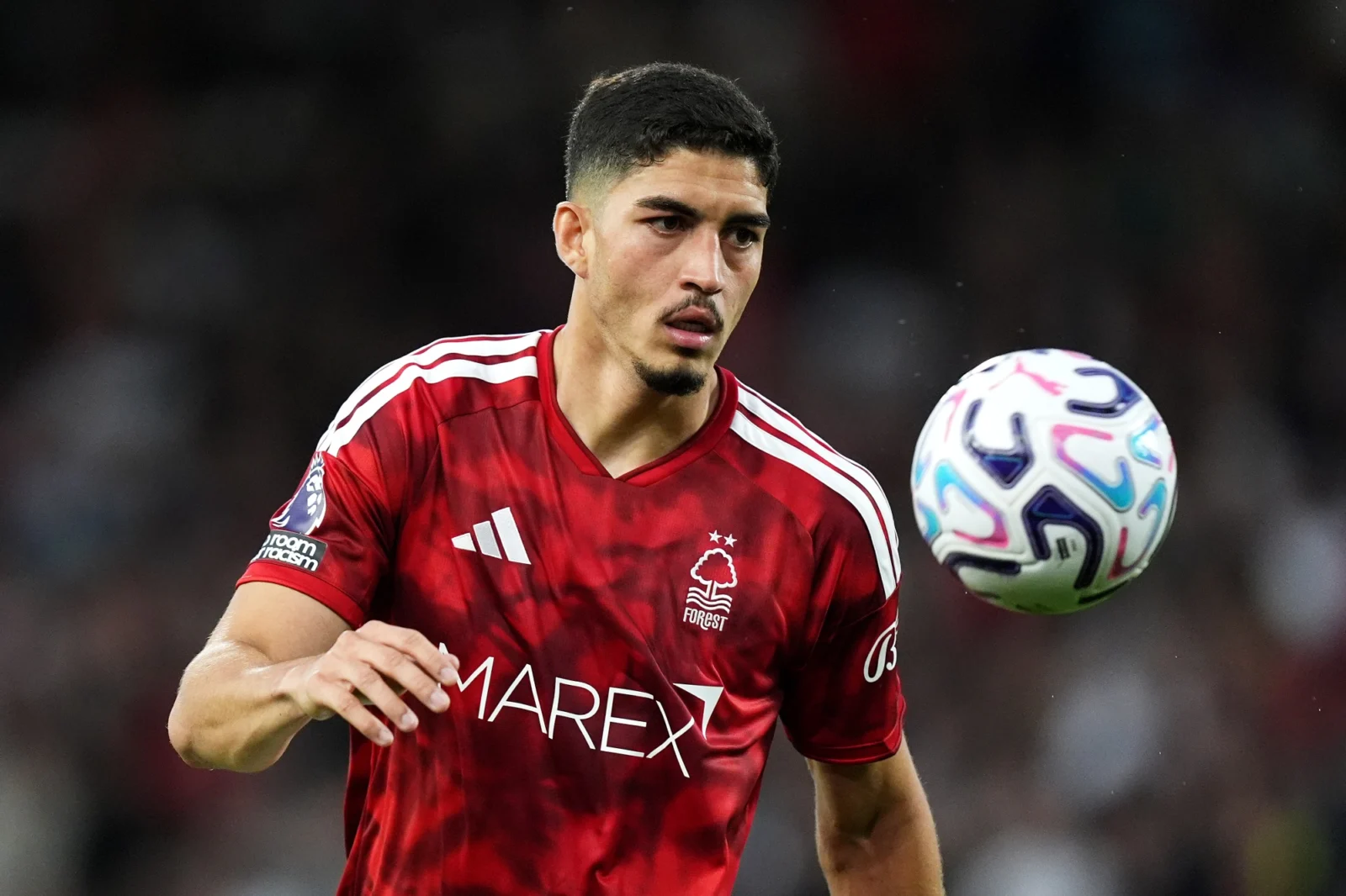 Jair defende o Nottingham Forest, da Inglaterra