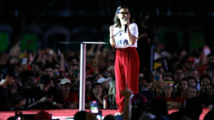 Janja discursa durante ato de campanha em Ceilândia, no Distrito Federal