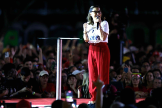 Janja discursa durante ato de campanha em Ceilândia, no Distrito Federal