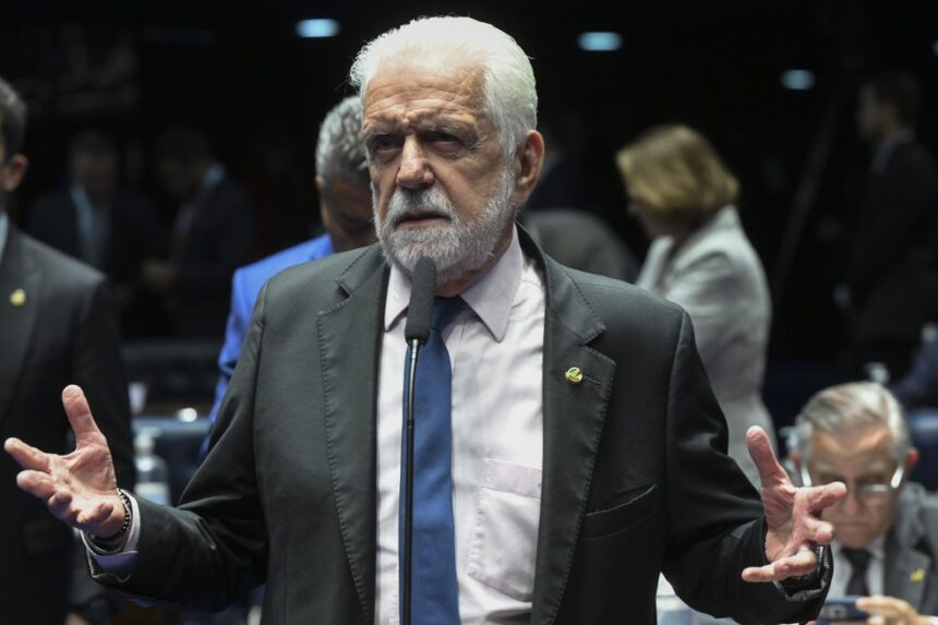 Senador Jaques Wagner durante atividade no Senado