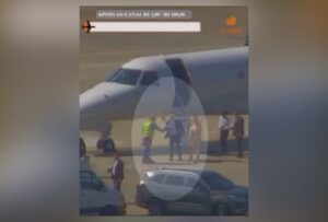 Alexandre de Moraes e Viviane Barci, esposa do ministro, saindo de jatinho ligado a Daniel Vorcaro