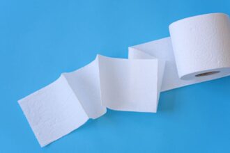 Rolo de papel higiênico dentro da geladeira