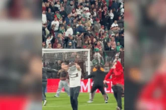Torcida do Platense invade campo após eliminação para o Fluminense