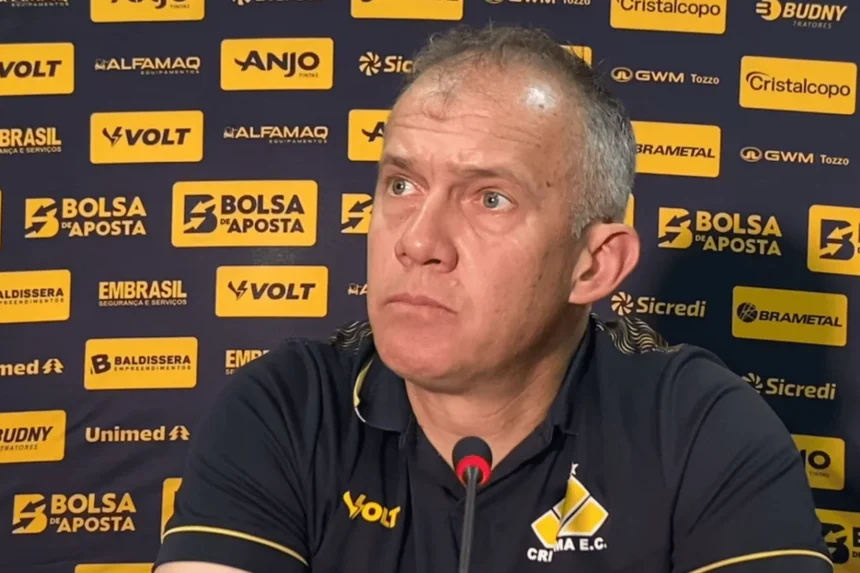 Treinador Eduardo Baptista durante partida de futebol