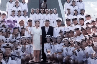 Kim Jong-Un e Ju Ae em cerimônia do contratorpedeiro Kang Kon