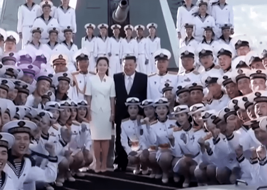 Kim Jong-Un e Ju Ae em cerimônia do contratorpedeiro Kang Kon