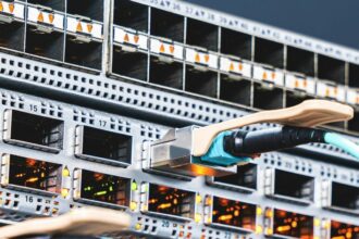 switch-rede-data-center-cabos-ethernet-conectados-servidores-infraestrutura-ti-alta-velocidade