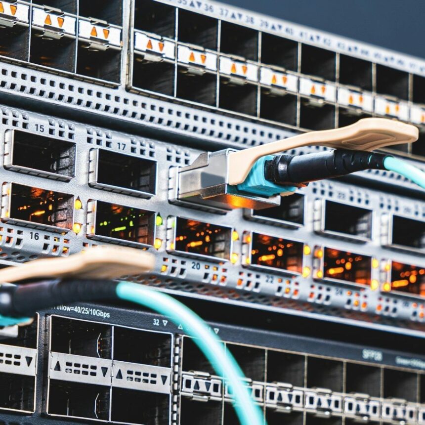 switch-rede-data-center-cabos-ethernet-conectados-servidores-infraestrutura-ti-alta-velocidade