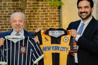 Lula e Zohran Mamdani trocam camisas após encontro em Nova York