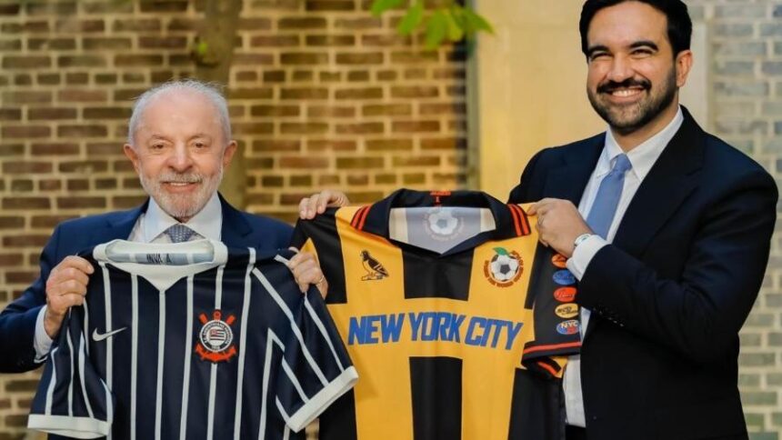 Lula e Zohran Mamdani trocam camisas após encontro em Nova York