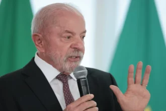 A evangélicos, Lula repete que não faz política em igreja: "Respeito a fé"