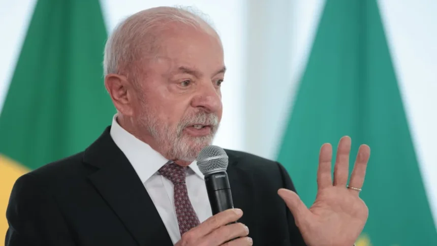 A evangélicos, Lula repete que não faz política em igreja: "Respeito a fé"