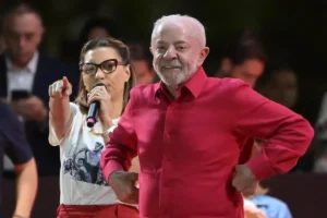 Em Alagoas, Janja chama adversário de Lula nas eleições de "Flávio Vorcaro"
