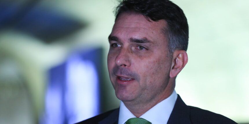 Flávio Bolsonaro é alvo de inquérito no STF
