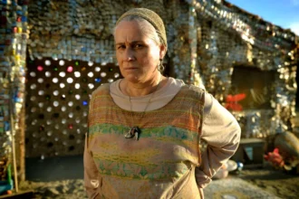 Vera Holtz como Mãe Lucinda em cena de Avenida Brasil
