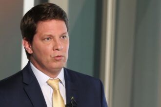Mario Frias é alvo da Operação Make Up da Polícia Federal