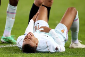 Mbappé sente lesão no joelho após marcar o gol da vitória da França sobre a Turquia pela Nations League