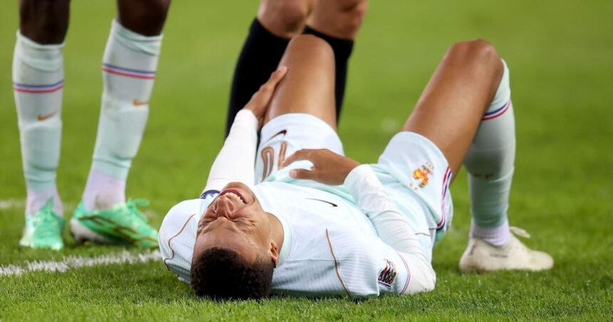 Mbappé sente lesão no joelho após marcar o gol da vitória da França sobre a Turquia pela Nations League
