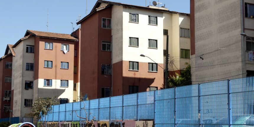 Prédios para moradores de baixa renda do Conjunto Habitacional Cingabur