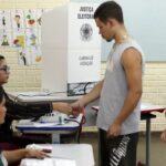 Eleitora confirma voto em urna eletrônica