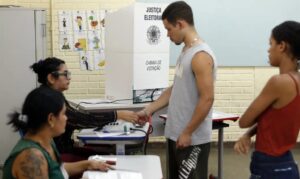 Eleitora confirma voto em urna eletrônica
