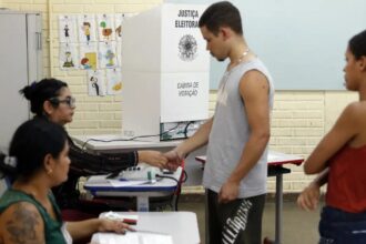 Eleitora confirma voto em urna eletrônica