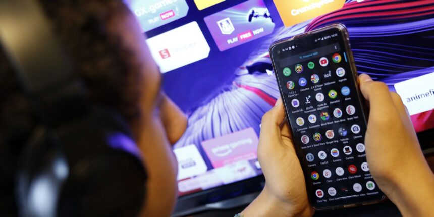 Criança usando dispositivo conectado à internet