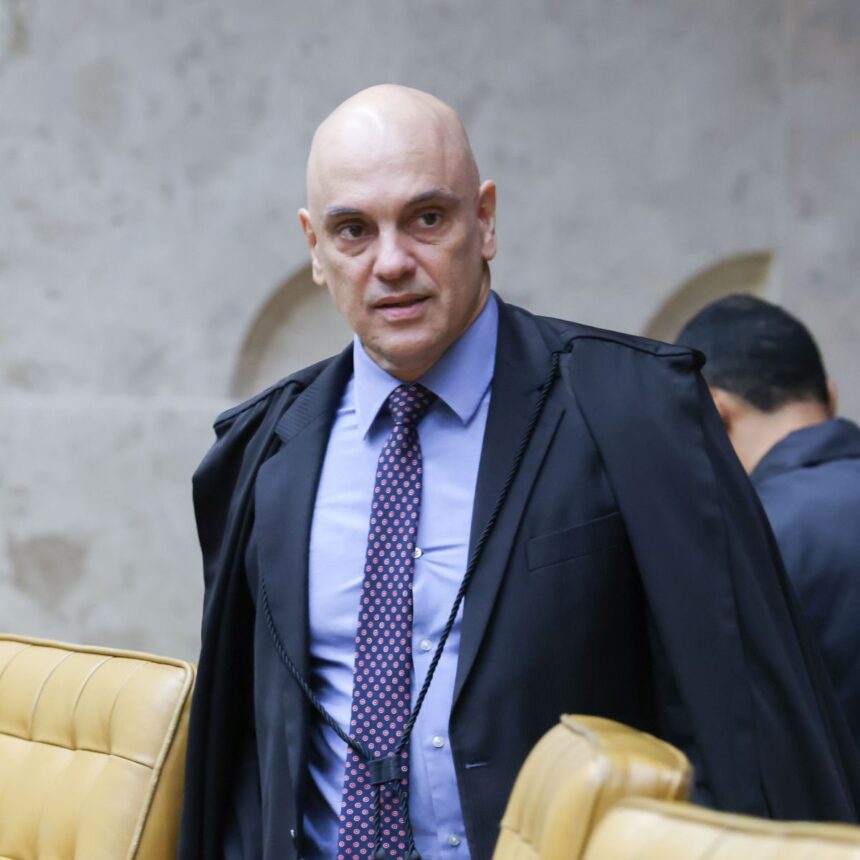 Moraes pede quebra de sigilo antes de sessão no STF