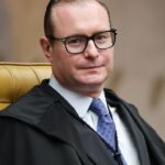 Ministro Cristiano Zanin em sessão plenária do STF