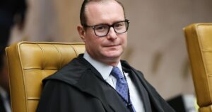 Ministro Cristiano Zanin em sessão plenária do STF